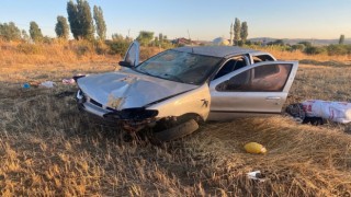 Yozgatta kontrolden çıkan otomobil tarlaya devrildi: 2 yaralı