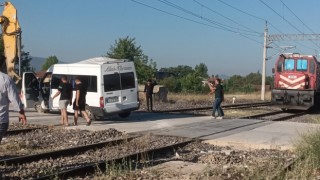 Yük treni ile minibüs hem zemin geçitte çarpıştı