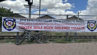 Yüksek sesli müziğe pankartlı uyarı