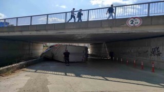 Yüksekliği hesaplayamadı, köprüye takıldı