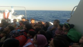 Yunan unsurlarınca ölüme terk edilen 62 kaçak göçmen kurtarıldı