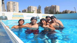 Çocuklar hem yüzme öğreniyor, hem serinliyor hem de eğleniyor