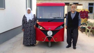 Yürümekte zorlanan anne ve babası için elektrikli araba dizayn etti