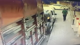 Yürürken fark ettiği telefonu kaşla göz arasında böyle çaldı