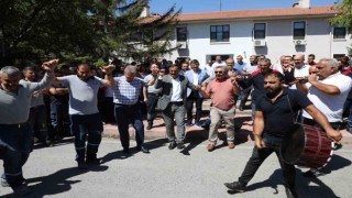 Yüzde 107 zam alan işçiler Başkan Akayı bağrına bastı