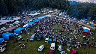 Yüzlerce insanın katıldığı Gevrek Festivalinde horonun muhteşem uyumu havadan görüntülendi