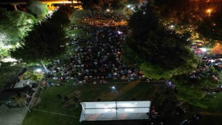 Yüzlerce kişi açık havada sinema keyfi yaşadı