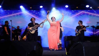 Zara ve Uğur Aslandan yağmur altında müzik ziyafeti