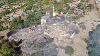 10 ev, 3 ahırın küle döndüğü yangın havadan görüntülendi