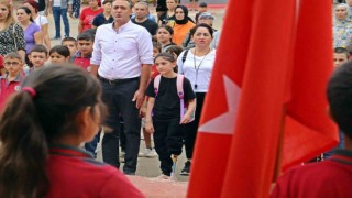 13 günlükken sol bacağı kesilen Özge, protez bacağıyla okula gelip ders başı yaptı