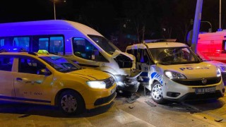 3 araç çarpıştı, 3ü polis 6 kişi yaralandı