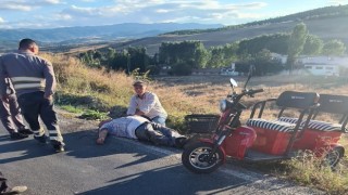 3 tekerlekli moped devrildi: 1 yaralı