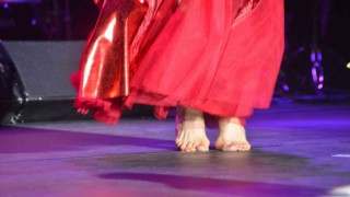 30. Uluslararası Adana Altın Koza Film Festivalinde Candan Erçetin çıplak ayakla konser verdi