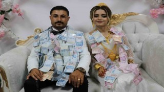 5 bin kişinin katıldığı düğünde gelin ve damada takılan takı dudak uçuklattı