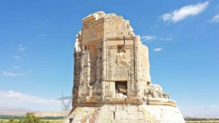 600 yıllık Kara Yusuf Bey Kümbeti onarılmayı bekliyor