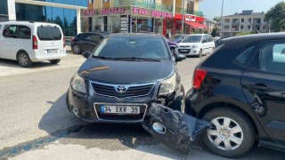 88 yaşındaki sürücü otomobiliyle hastanenin duvarına çarptı