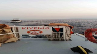 Açık denizde yanan tekneyi KIYEM ekipleri söndürdü