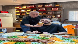 Adana Demirsporlu Emre Akbabanın boru kebap keyfi