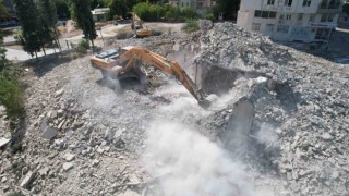 Adanada ağır hasarlı binaların yıkımı sürüyor