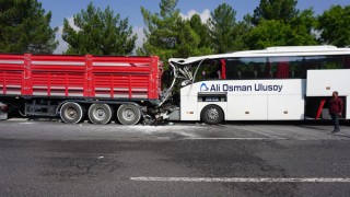Adana'da feci kaza: Otobüs tıra çarptı, 2 ölü, 12 yaralı