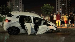 Adanada otomobil sinyalizasyon direğine çarpıp kaldırıma çıktı: 1 ölü, 3 yaralı