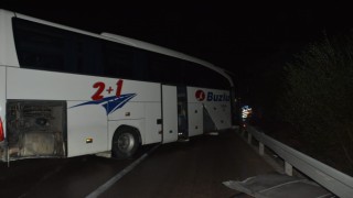 Afyonkarahisarda yağmurda kayan yolcu otobüsüne arkadan gelen tır çarptı: 4 yaralı