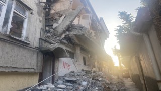Ağır hasarlı bina mahalleliyi korkutuyor