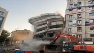 Ağır hasarlı bina yıkılırken sağlam binaya zarar verdi
