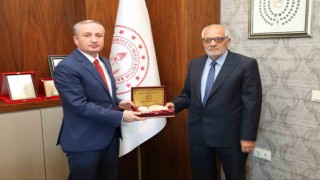 Ağrıda 42 yıl eğitim veren öğretmen Rıfat Doğan emekli oldu
