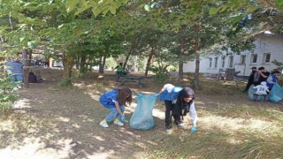 Ağrıda Gençlik Merkezi gönüllüleri çevre temizliği yaptı