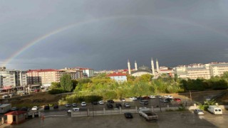 Ağrıda yağmur sonrası gökkuşağı mest etti