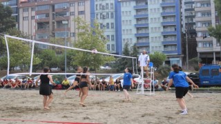 Akçaabatta plaj voleybolu heyecanı başladı