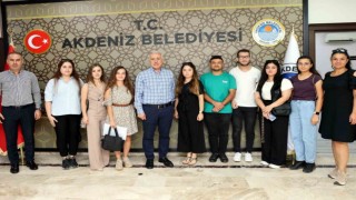Belediyenin kurslarıyla iş imkanı bulanlar başkanı ziyaret etti.