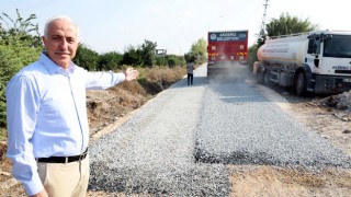 Akdeniz'de bahçe yollarına soğuk asfalt serimi sürüyor