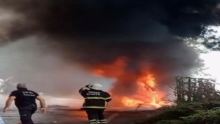 Alev alev yanan otomobil kullanılamaz hale geldi