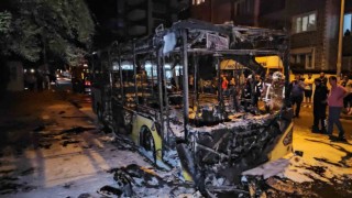 Alevlere teslim olan otobüs küle döndü