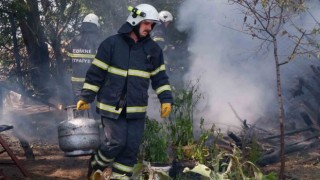 Alevlerin arasında kalan mutfak tüpü hızlıca güvenli noktaya taşındı