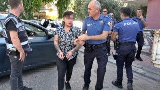 Alkollü aday sürücü ortalığı birbirine kattı, kaldırıma çarpınca yakalandı