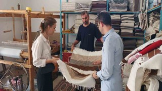 Alman moda tasarımcısı Siirtin tiftik battaniyesini inceledi