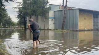 Altyapı sıkıntısı olan bölgede 30 dakikalık yağmurun faturası vatandaşa ağır oldu