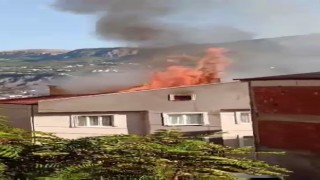 Amasyada 4 katlı binanın çatısı alev alev yandı