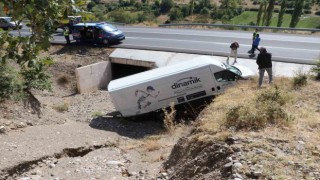 Amasyada minibüs menfeze uçtu: yaralının yardımına vatandaşlar yetişti