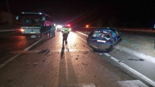 Amasyada otomobil kırmızı ışıkta bekleyen araç ve otobüse çarptı: 3 yaralı