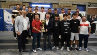 Amatör futbolda şampiyonlar kupalarına kavuştu