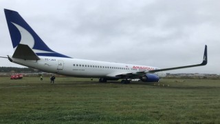 Antalya'dan havalanan Anadolu Jet inişi sırasında zemine çakıldı