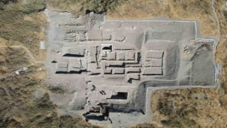 Anadolunun tarihine ışık tutan Eskiyapar Höyükte 3 bin 500 yıllık yapı gün yüzüne çıkıyor