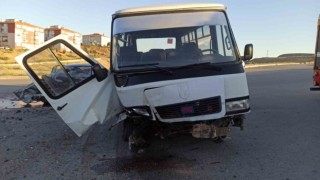 Ankarada otomobil ile işçi servisi kafa kafaya çarpıştı: 15 yaralı