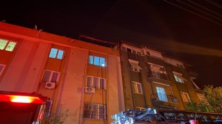 Antalyada çatı katı alev alev yandı, mahalleli sokağa döküldü