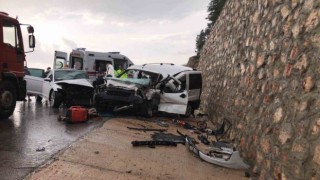 Antalyada iki araç kafa kafaya çarpıştı: 1 ölü, 6 yaralı