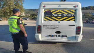 Antalyada jandarmadan okul servis aracı denetimi